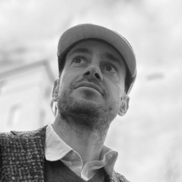 Elio König headshot